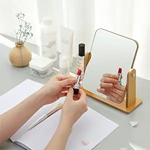 وضع المكياج بدقة